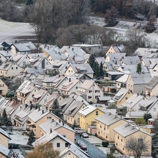 Die schneebedeckten Dächer in einem Wohngebiet in Rottweil. 