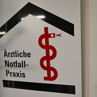 Das Schild einer ärztlichen Notfallpraxis - ab nächstem Jahr sollen 18 Notfallpraxen in Baden-Württemberg geschlossen werden.