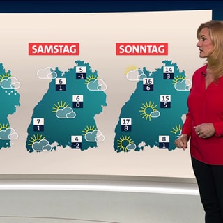 Wettermoderatorin Claudia Kleinert vor einer Wetterkarte