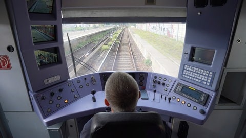 Ein Lokführer sitzt im Führerhaus einer S-Bahn. In Baden-Württemberg werden in den kommenden Jahren viele Bus- und Bahnfahrer in den Ruhestand gehen.