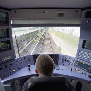 Ein Lokführer sitzt im Führerhaus einer S-Bahn. In Baden-Württemberg werden in den kommenden Jahren viele Bus- und Bahnfahrer in den Ruhestand gehen.