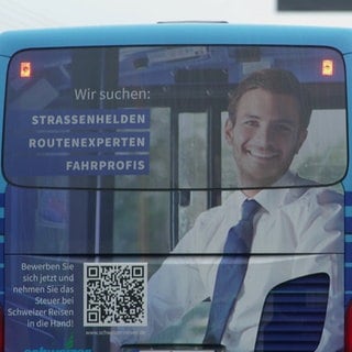 "Wir suchen Straßenhelden Routenexperten Fahrprofis" steht auf einem Bus des Unternehmens Schweizer aus dem Waldachtal (Kreis Freudenstadt). 