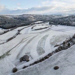 Schneebedeckte Landschaft bei Rottweil. In der Nacht hat es in Baden-Württemberg vielerorts geschneit.