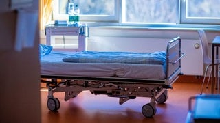 Ein leeres Krankenhausbett - unter anderem wird befürchtet, dass durch die Krankenhausreform die Versorgung im ländlichen Raum eingeschränkt werden könnte.