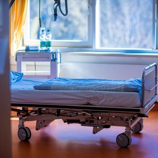 Ein leeres Krankenhausbett - unter anderem wird befürchtet, dass durch die Krankenhausreform die Versorgung im ländlichen Raum eingeschränkt werden könnte.