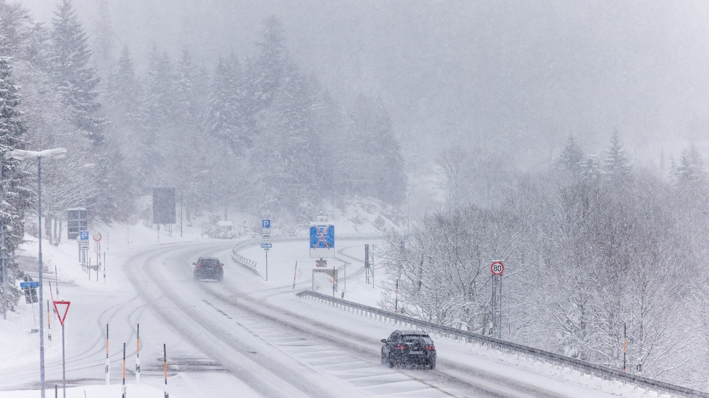 Autos fahren im dichten Schneetreiben über die Bundesstraße 317 nahe Feldberg. Nach Angaben des Deutschen Wetterdienstes werden vor allem die Hochlagen des Landes von weiteren Schneefällen betroffen sein.