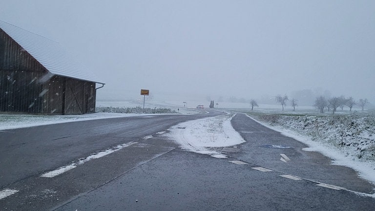 Schneegestöber in Ebenweiler (Kreis Ravensburg). Spätestens jetzt sollte man mit Winterreifen fahren - der Deutsche Wetterdienst warnt zudem vor Glätte.