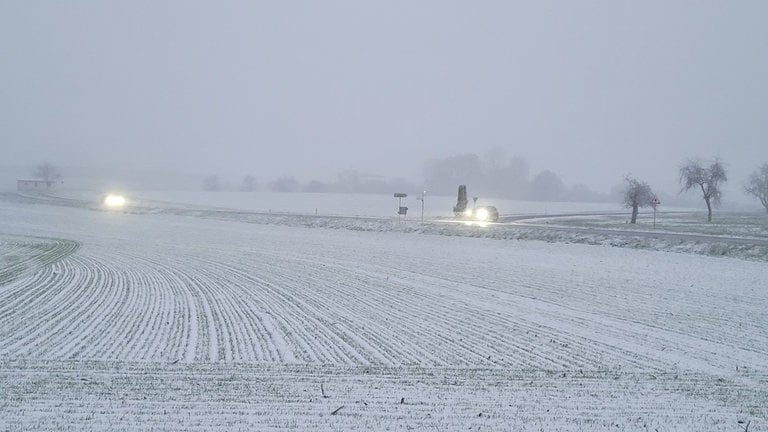 Am Donnerstag hat es im Süden von Baden-Württemberg geschneit. In Ebenweiler (Kreis Ravensburg) waren Wiesen und Felder von einer Schneedecke bedeckt.