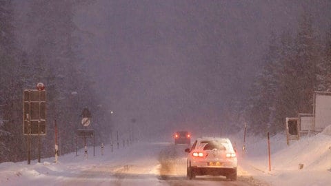 Zwei Autos fahren auf einer Straße nahe Feldberg-Bärental (Kreis Breisgau-Hochschwarzwald). Nach Angaben des Deutschen Wetterdienstes werden vor allem die Hochlagen des Landes von weiteren Schneefällen betroffen sein.