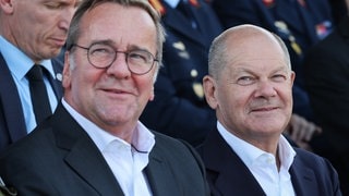 Archivbild: Bundeskanzler Olaf Scholz (r, SPD) und Boris Pistorius (SPD), Bundesminister der Verteidigung, bei der feierlichen Indienststellung des Luftverteidigungssystems IRIS- T SLM in der Kaserne Todendorf. 