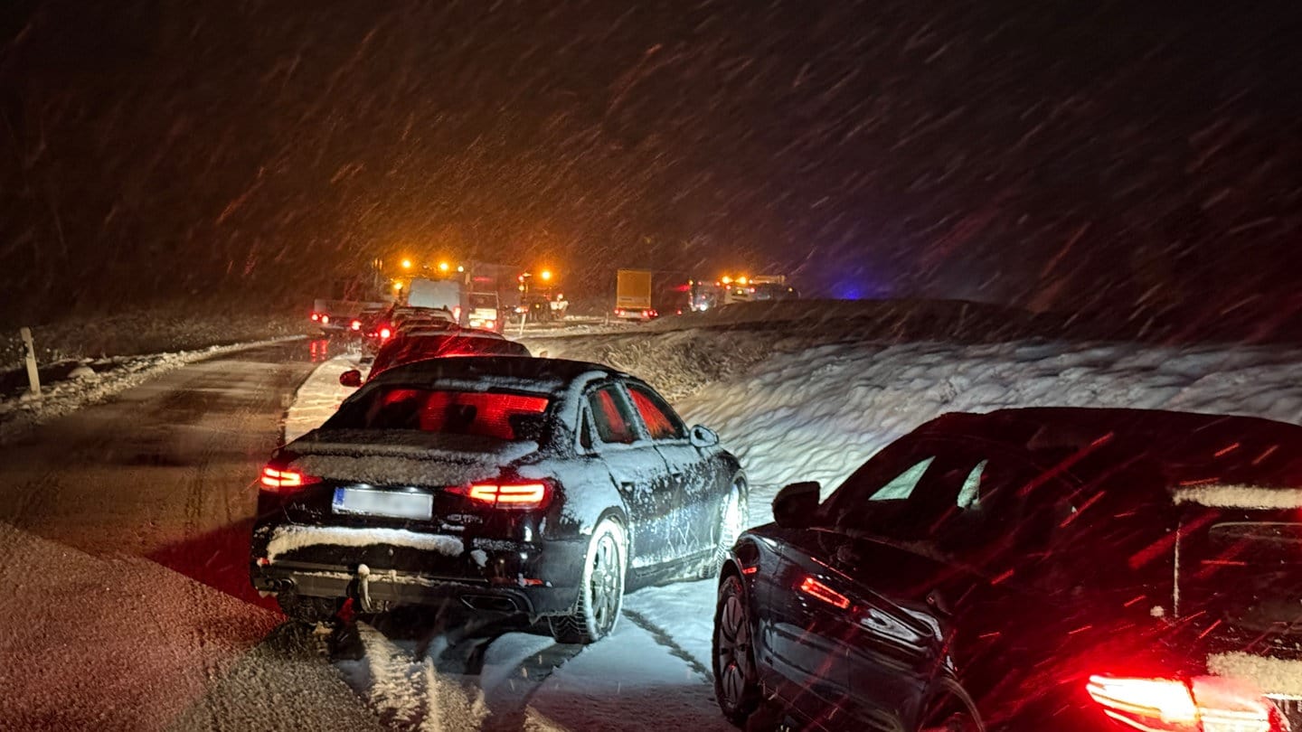 Autos stauen sich im Schneetreiben und bei Glätte auf der B312 im Landkreis Biberach. Nach Angaben des Deutschen Wetterdienstes werden vor allem die Hochlagen des Landes von weiteren Schneefällen betroffen sein.