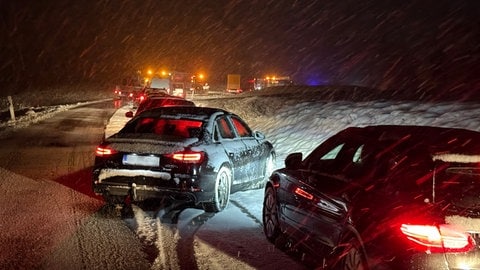 Autos stauen sich im Schneetreiben und bei Glätte auf der B312 im Landkreis Biberach. Nach Angaben des Deutschen Wetterdienstes werden vor allem die Hochlagen des Landes von weiteren Schneefällen betroffen sein.