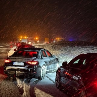 Autos stauen sich im Schneetreiben und bei Glätte auf der B312 im Landkreis Biberach. Nach Angaben des Deutschen Wetterdienstes werden vor allem die Hochlagen des Landes von weiteren Schneefällen betroffen sein.