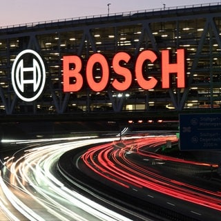 Der Stellenabbau bei Bosch geht weiter: Der Technologiekonzern streicht noch einmal mehrere tausendDas Logo des Bosch-Konzerns im Dunkeln auf einem Parkhaus am Flughafen Stuttgart. Der Technologiekonzern streicht noch einmal mehrere tausend Arbeitsplätze – auch in Deutschland. Das hat der Konzern bekanntgegeben. Erst Anfang des Jahres war von mehreren Tausend Stellenstreichungen die Rede.