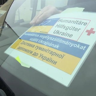 Ein Schild mit der Aufschrift "Humanitäre Hilfsgüter Ukraine"