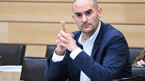 Danyal Bayaz (Bündnis 90Die Grünen), Finanzminister von Baden-Württemberg, sitzt im Landtag bei einer Debatte über den Haushalt auf der Regierungsbank.