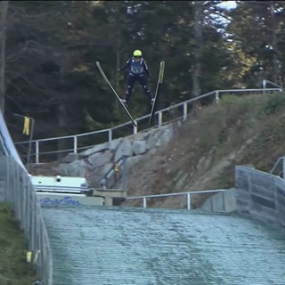 ein Skisprung auf dem Trainingsgelände