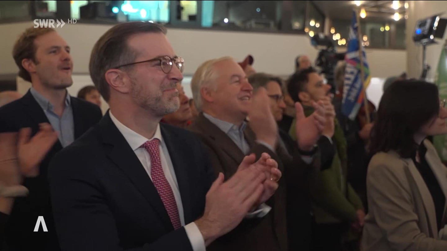 Zuschauer klatschen bei einem Referendum