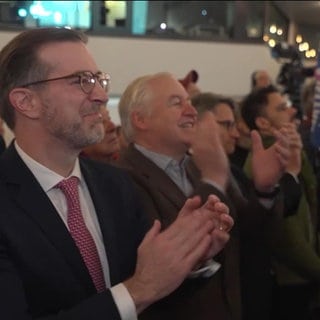 Zuschauer klatschen bei einem Referendum