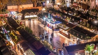 Die Lichter des Stuttgarter Weihnachtsmarktes leuchten bei der Eröffnung in der Innenstadt. In dieser Woche beginnen in Baden-Württemberg vielerorts die Weihnachstsmärkte.