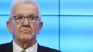 Baden-Württembergs Ministerpräsident Winfried Kretschmann (Grüne) nimmt an einer Pressekonferenz im Bürger- und Medienzentrum des Landtags in Stuttgart teil. 