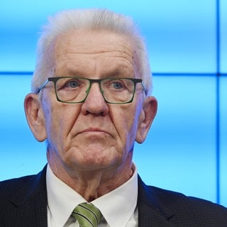 Baden-Württembergs Ministerpräsident Winfried Kretschmann (Grüne) nimmt an einer Pressekonferenz im Bürger- und Medienzentrum des Landtags in Stuttgart teil. 