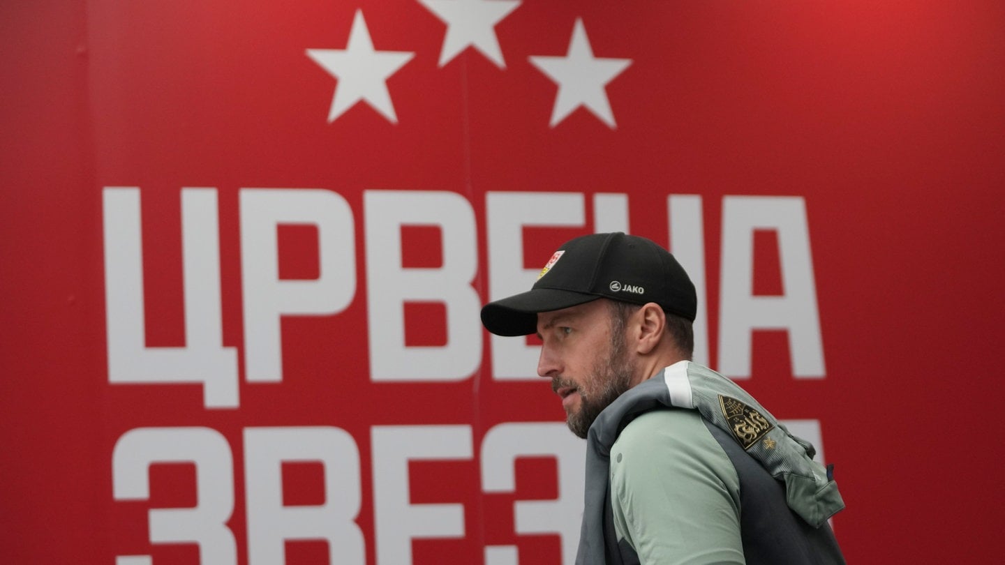 Champions League, vor dem Spiel Roter Stern Belgrad - VfB Stuttgart, Pressekonferenz VfB Stuttgart, Rajko-Mitic-Stadion. Stuttgarts Trainer Sebastian Hoeneß kommt zur Pressekonferenz.