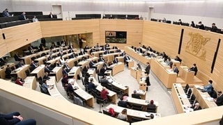 Abgeornedete des Landtags von Baden-Württemberg sitzen bei einer Debatte im Plenum (Archivbild).