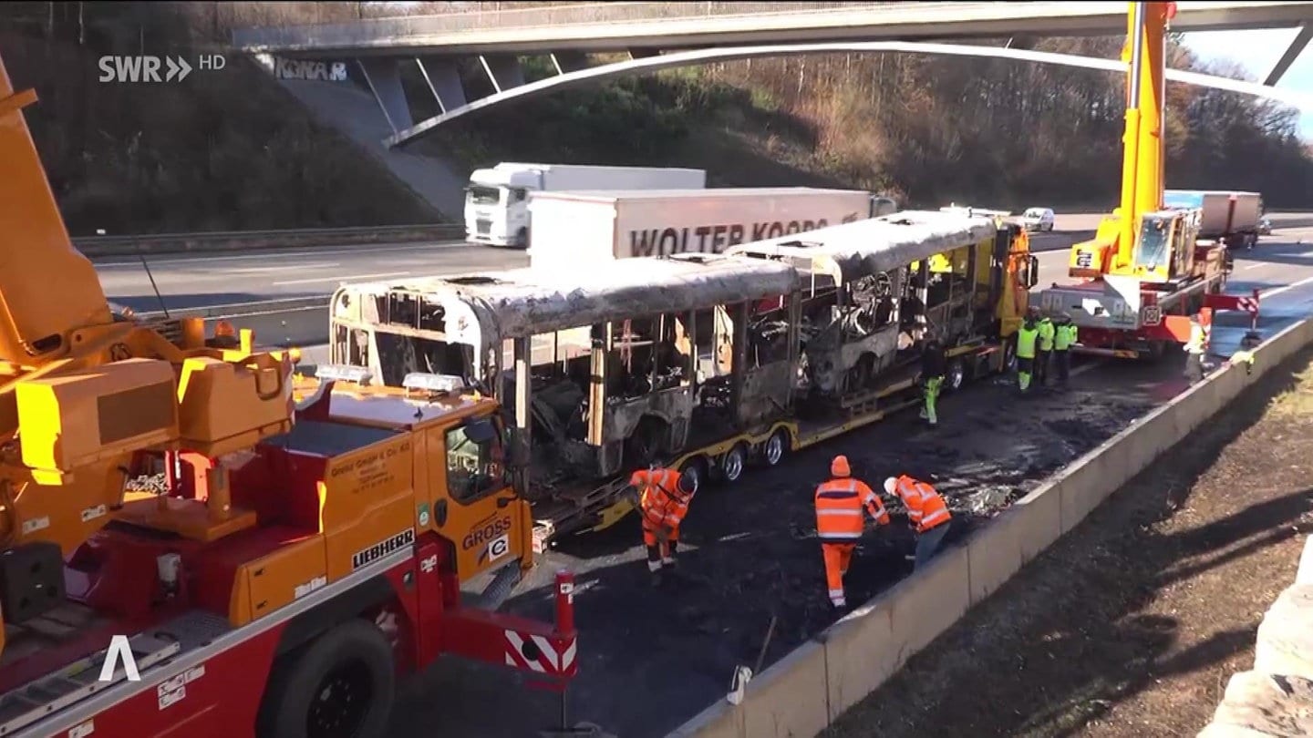 Kreuz Stuttgart: Bus brennt, lange Staus auf A8/A81