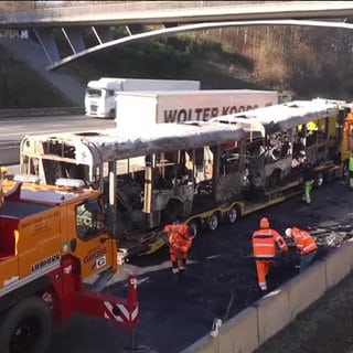 Kreuz Stuttgart: Bus brennt, lange Staus auf A8A81