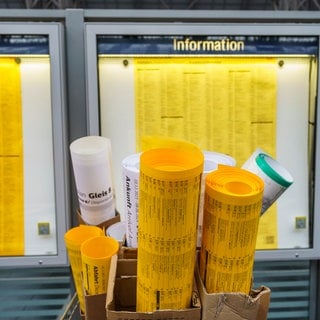 Die neuen Fahrpläne stehen am Hauptbahnhof bereit. Die neue Fahrpläne werden in die Infokästen gehängt. Bald soll es die Ankunftszeiten nicht mehr in Papierform geben.