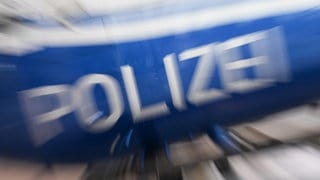 Das Wort Polizei ist an einem Hubschrauber der Polizei Hubschrauberstaffel angebracht. In Pforzheim sind drei tote Jugendliche unter einem Aussichtsturm gefunden worden. Es handle sich um drei Personen "im Teenageralter".