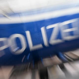 Das Wort Polizei ist an einem Hubschrauber der Polizei Hubschrauberstaffel angebracht. In Pforzheim sind drei tote Jugendliche unter einem Aussichtsturm gefunden worden. Es handle sich um drei Personen "im Teenageralter".