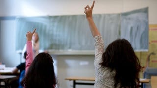 Schülerinnen in einem Klassenzimmer - in Baden-Württemberg wird der Türkisch-Unterricht von den Herkunftsländern organisiert. Dieses Vorgehen sorgt für Kritik.