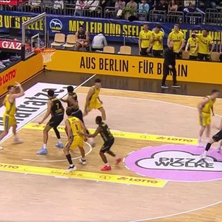 Basketballspieler während des Matches auf dem Feld