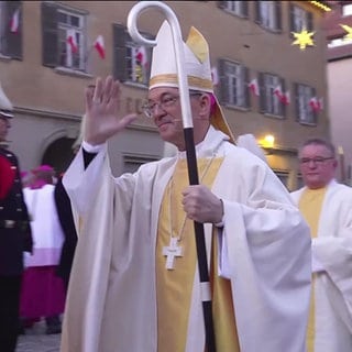 Bischof Klaus Krämer vor dem Dom in Rottenburg