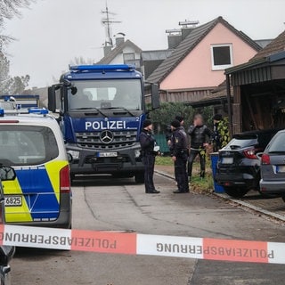 Einsatzkräfte der Polizei stehen an einem Grundstück im Ortsteil Hemmenhofen. 