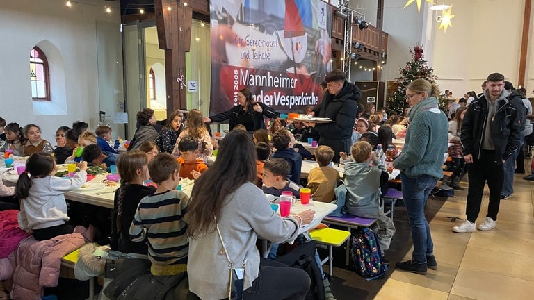 Mittagessen, Liedersingen oder Weihnachtsgeschenke basteln - in Mannheim hat am Montag (2.12.) die KinderVesperkirche begonnen. Seit 2008 gibt es die Aktion gegen Kinderarmut in der Evangelischen Jugendkirche im Stadtteil Waldhof. In diesem Jahr nehmen 1.200 Grundschülerinnen und Gründschüler teil, dieses Mal unter dem Motto "Hier bist du richtig" .