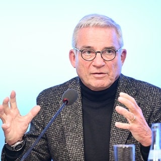 BW-Innenminister Thomas Strobl (CDU) spricht im Landtag bei einer Landespressekonferenz.