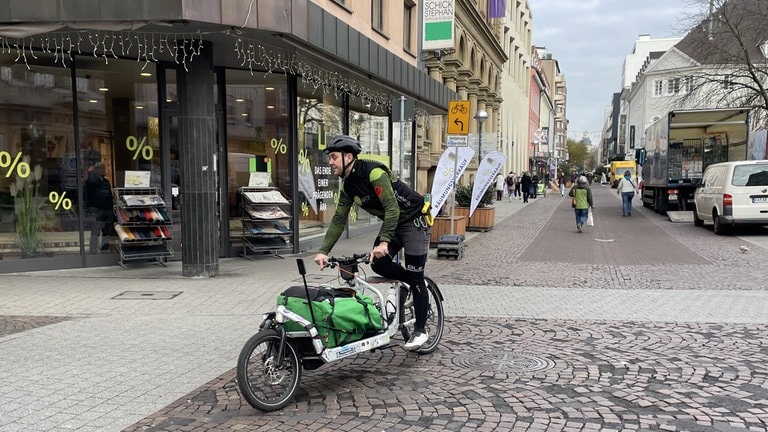 Der Fahrradkurier-Weltmeister Michael Fuhrmann biegt mit seinem Fahrrad um eine Ecke in Karlsruhe.