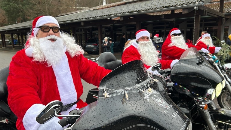 Als Nikoläuse verkleidete Motorradfahrer besuchen mit ihren Motorrädern die Schülerinnen und Schüler der Ludwig Guttman Schule in Karlsbad (Kreis Karlsruhe).