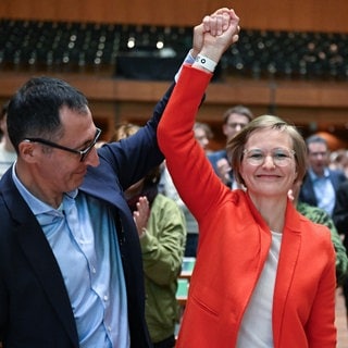 Cem Özdemir (Grüne), Bundeslandwirtschaftsminister, gratuliert Franziska Brantner, die Bundesvorsitzende der Grünen, beim Landesparteitag der Grünen in Baden-Württemberg zu ihrer Wahl für den Listenplatz 1 für die Bundestagswahl.