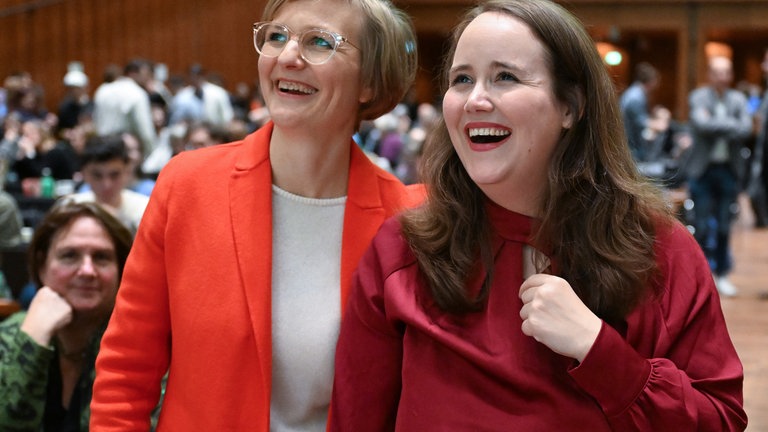 Franziska Brantner und Ricarda Lang freuen sich auf dem Landesparteitag der Grünen über ihr gutes Wahlergebnis.