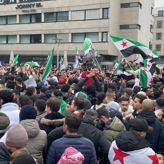 Mehrere Tausend Menschen versammeln sich auf dem kleinen Schlossplatz in Stuttgart, um den Sturz Assads in Syrien zu feiern.