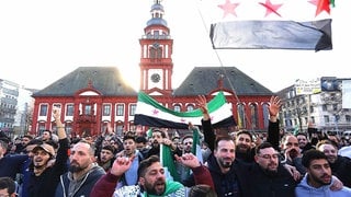 Syrer feiern in Mannheim auf dem Marktplatz, nach dem Sturz des bisherigen syrischen Machthabers al-Assad.