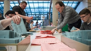 Ehrenamtliche Wahlhelfer beteiligen sich an der Bundestagswahl 2016 in Stuttgart (Baden-Württemberg) an der Stimmauszählung der Briefwahl.