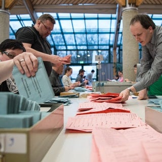 Ehrenamtliche Wahlhelfer beteiligen sich an der Bundestagswahl 2016 in Stuttgart (Baden-Württemberg) an der Stimmauszählung der Briefwahl.