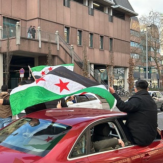 Syrer feiern den Sturz des Assad-Regimes im rheinland-pfälzischen Koblenz.