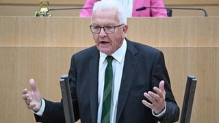 Baden-Württembergs Ministerpräsident Winfried Kretschmann (Grüne) verteidigt den Doppelhaushalt 20252026 während einer Debatte im Landtag.