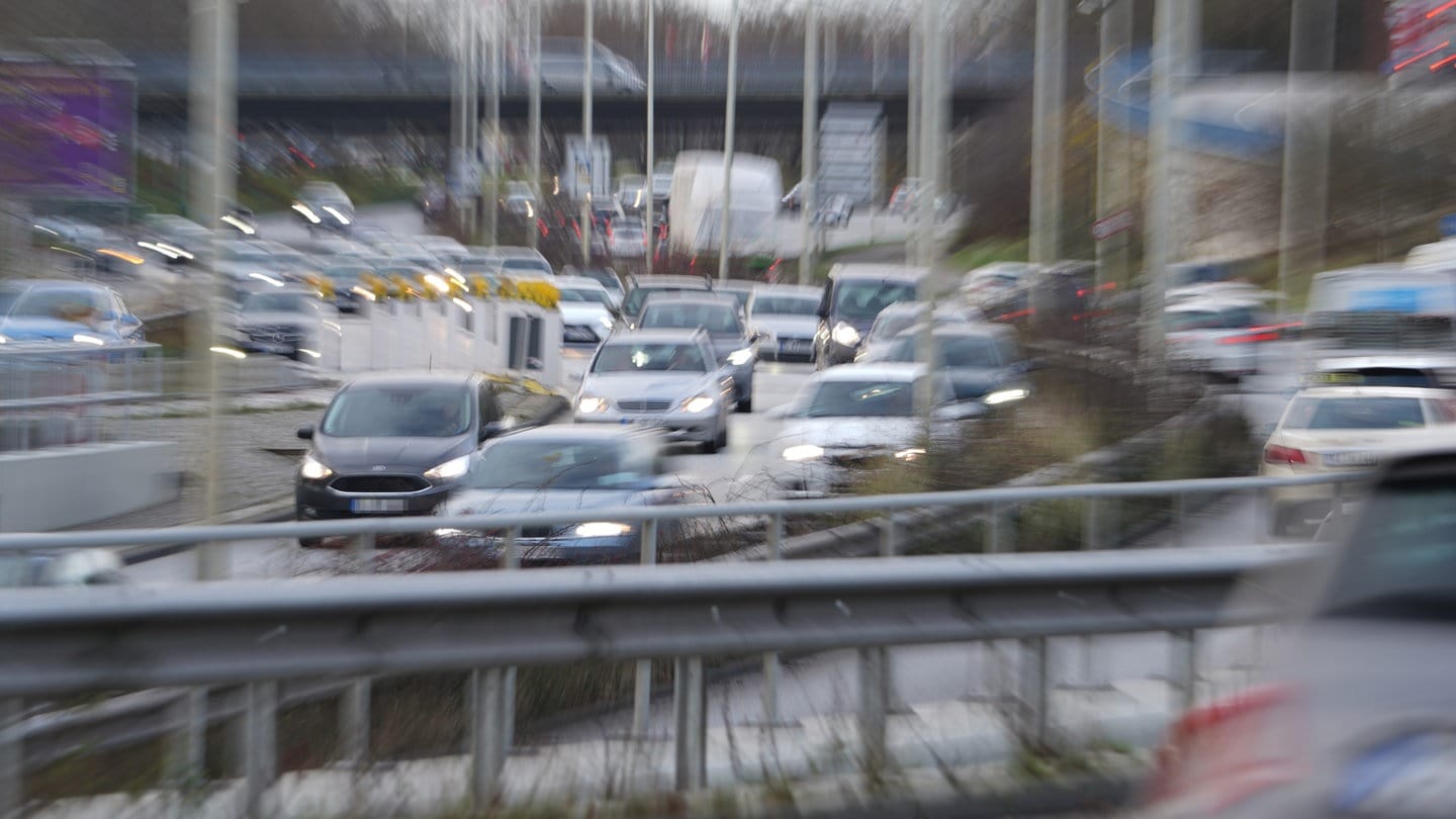 Autos fahren im dichten Verkehr auf der Bundesstraße 76.